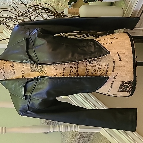 Cropped leather jacket - Picture 4 of 7